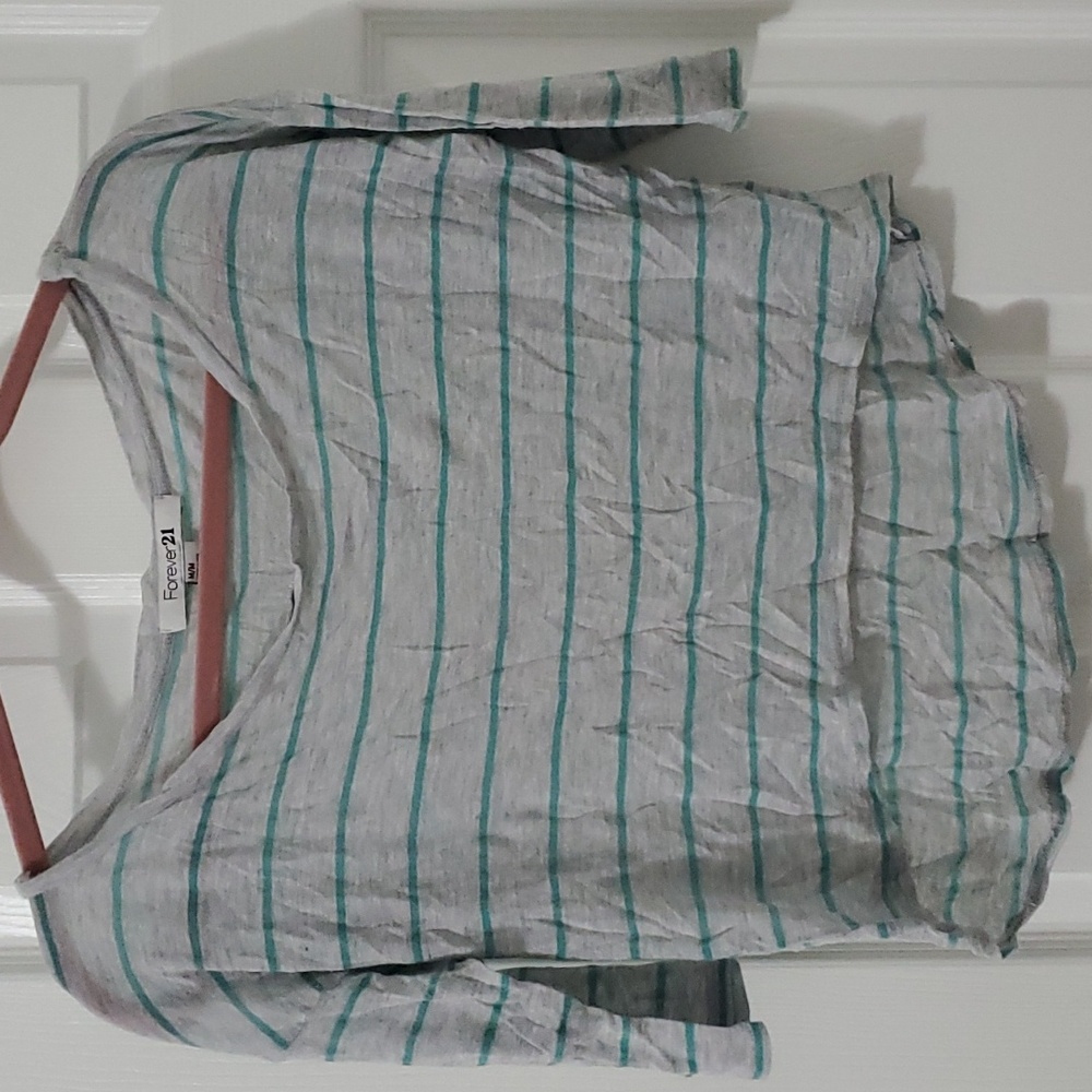 FOREVER21  Gray/Blue Stripes Top Size Medium